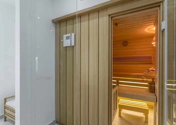 Luxe With Pool, Jacuzzi, And Sauna