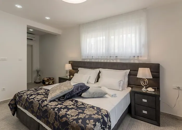 Luxe With Pool, Jacuzzi, And Sauna Willa Tugare