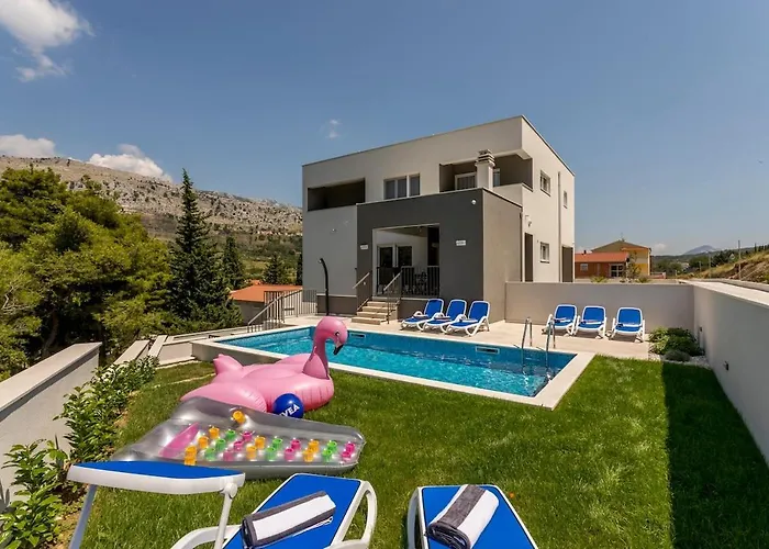 Luxe With Pool, Jacuzzi, And Sauna