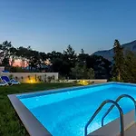 Villa Luxe With Pool, Jacuzzi, And Sauna