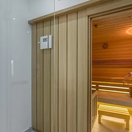 Luxe With Pool, Jacuzzi, And Sauna