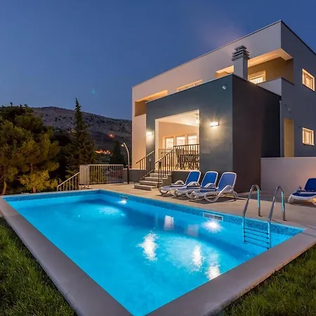 Luxe With Pool, Jacuzzi, And Sauna *