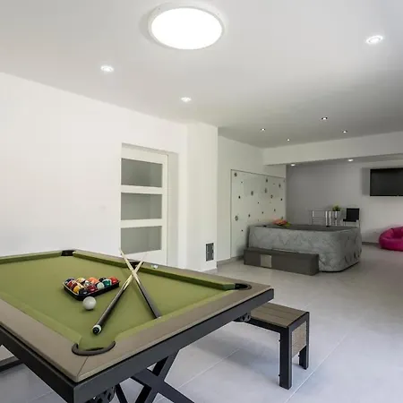 Luxe With Pool, Jacuzzi, And Sauna Tugare