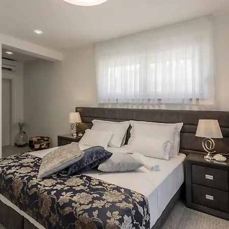 Luxe With Pool, Jacuzzi, And Sauna 빌라 Tugare