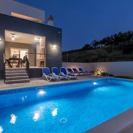 Luxe With Pool, Jacuzzi, And Sauna Tugare