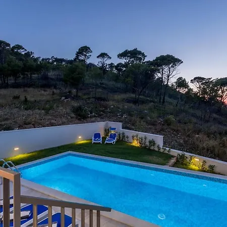 Luxe With Pool, Jacuzzi, And Sauna 빌라 *