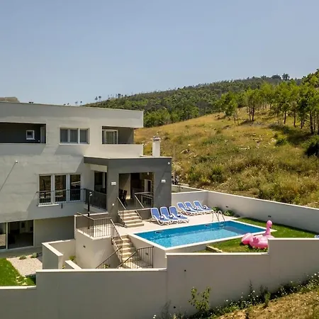 Luxe With Pool, Jacuzzi, And Sauna Tugare