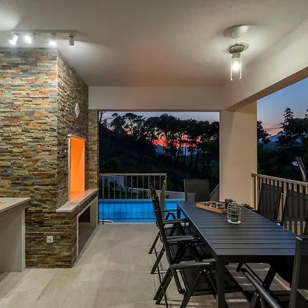 Luxe With Pool, Jacuzzi, And Sauna