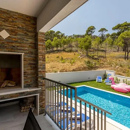Luxe With Pool, Jacuzzi, And Sauna 빌라 Tugare