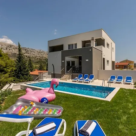 Luxe With Pool, Jacuzzi, And Sauna