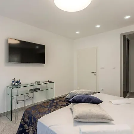 Luxe With Pool, Jacuzzi, And Sauna 빌라 Tugare