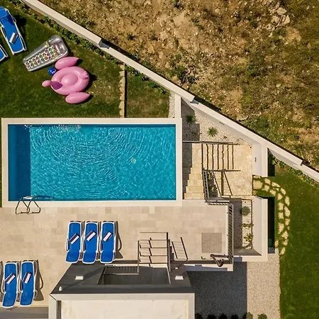 Luxe With Pool, Jacuzzi, And Sauna 빌라 Tugare