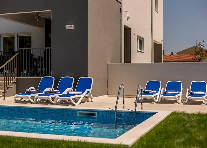 Villa Luxe With Pool, Jacuzzi, And Sauna Tugare